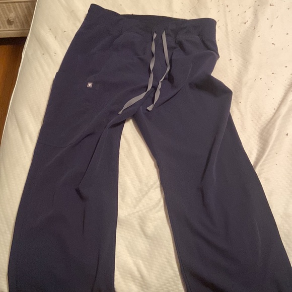 FIGS Kade Cargo Scrub Pants - Picture 4 of 5